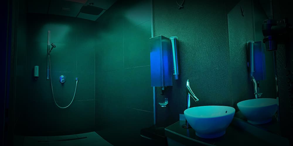 Modernes Bad mit Regendusche im Sex Club bei Frankfurt