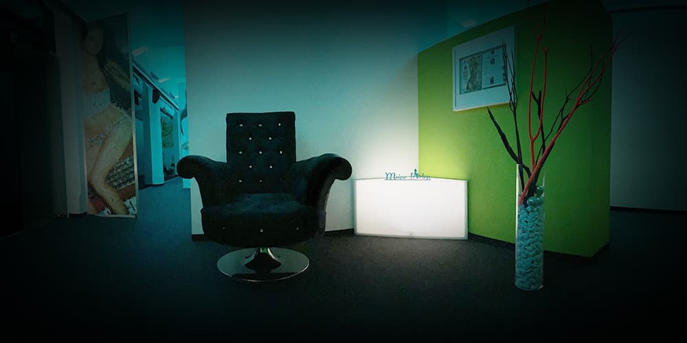 Empfangsbereich mit Designersessel im Sex Club Meine Perlen bei Frankfurt
